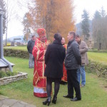 Rozmowy księdza biskupa z wiernymi po uroczystości na cmentarzu