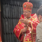 Rozmowy księdza biskupa z wiernymi po uroczystości na cmentarzu